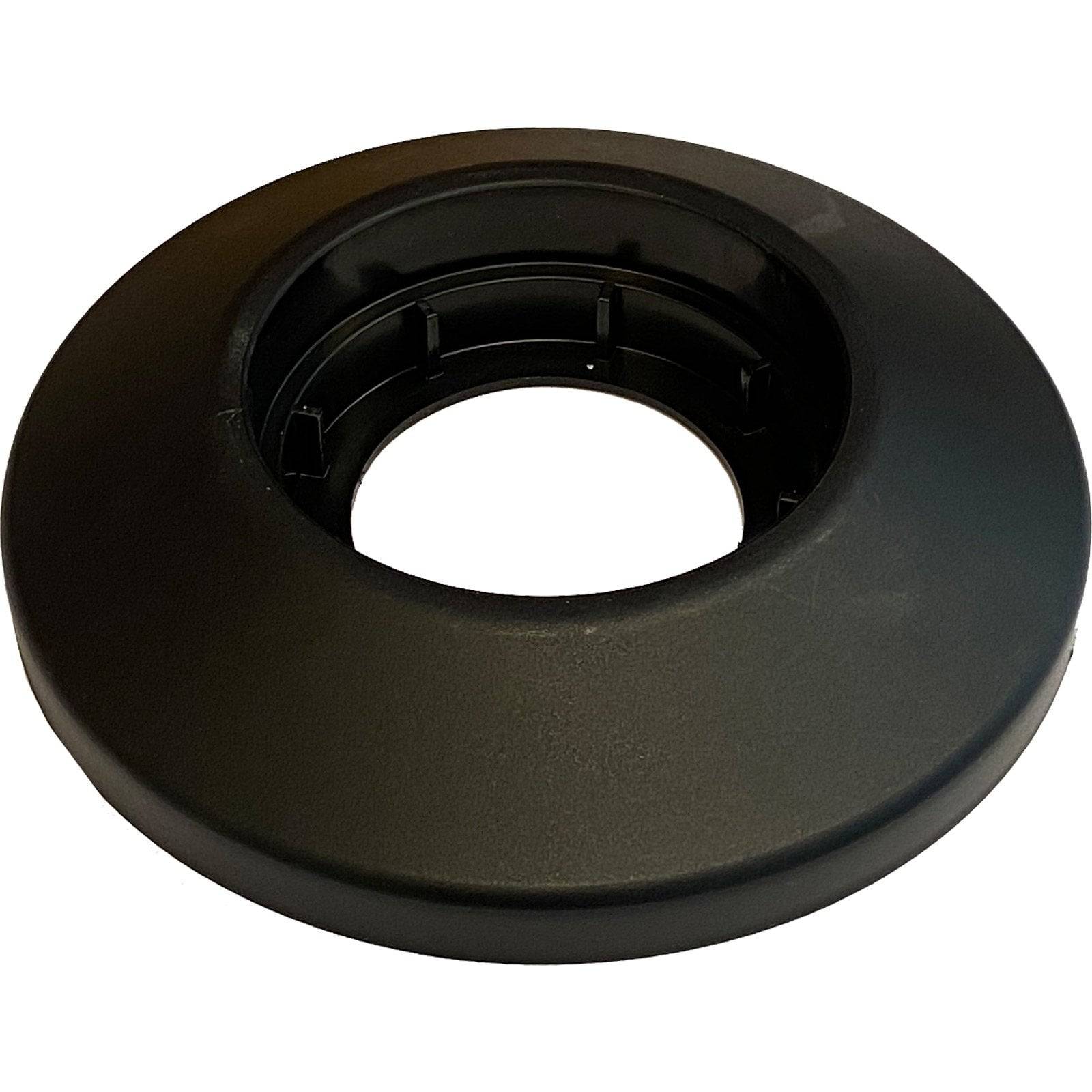 Eine schwarze, runde, offene Spule oder Rolle, die zum Aufwickeln von Kabeln oder Schläuchen verwendet wird, vor einem einfarbigen weißen Hintergrund.