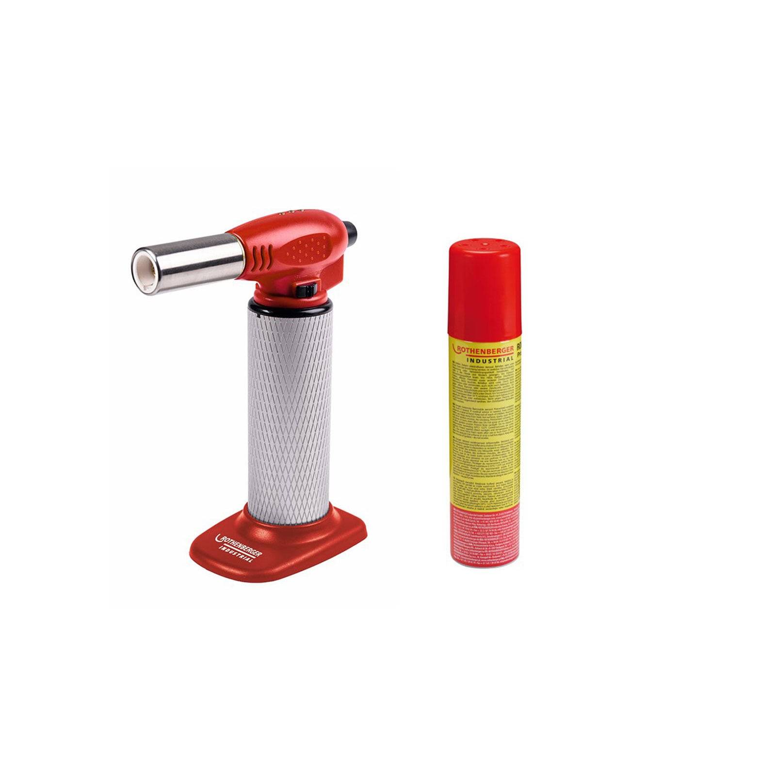 Ein roter Kochbrenner mit einer Edelstahldüse und -griff sitzt neben einer Butangasflasche, die auf einem weißen Hintergrund präsentiert wird.