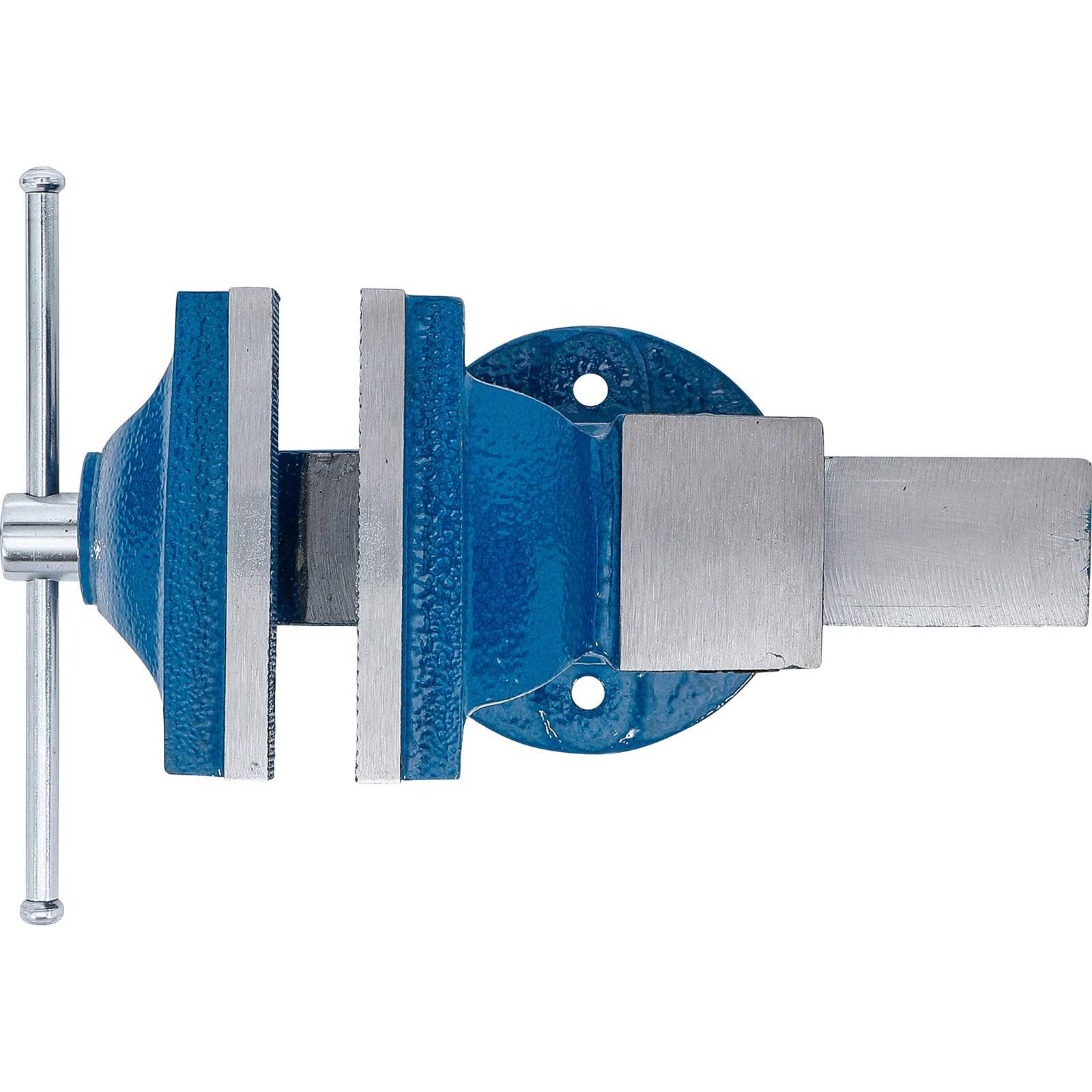 Ein blauer metallischer Schraubstock mit einem rotierenden Griff und zwei verstellbaren Backen, montiert auf einer flachen kreisförmigen Basis.