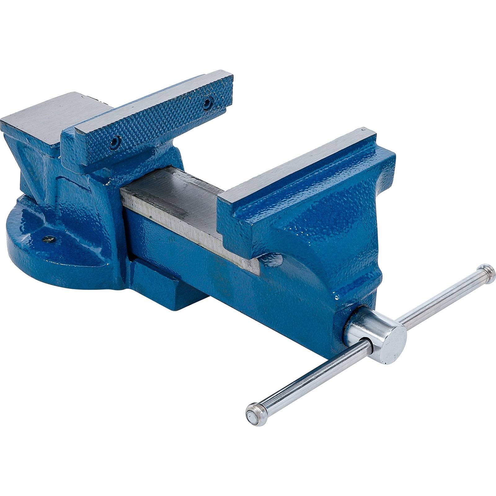 Eine blaue Metallschraubstock mit einer drehbaren Basis und einem verchromten Griff, der zum sicheren Festhalten von Gegenständen während der Arbeit verwendet wird.