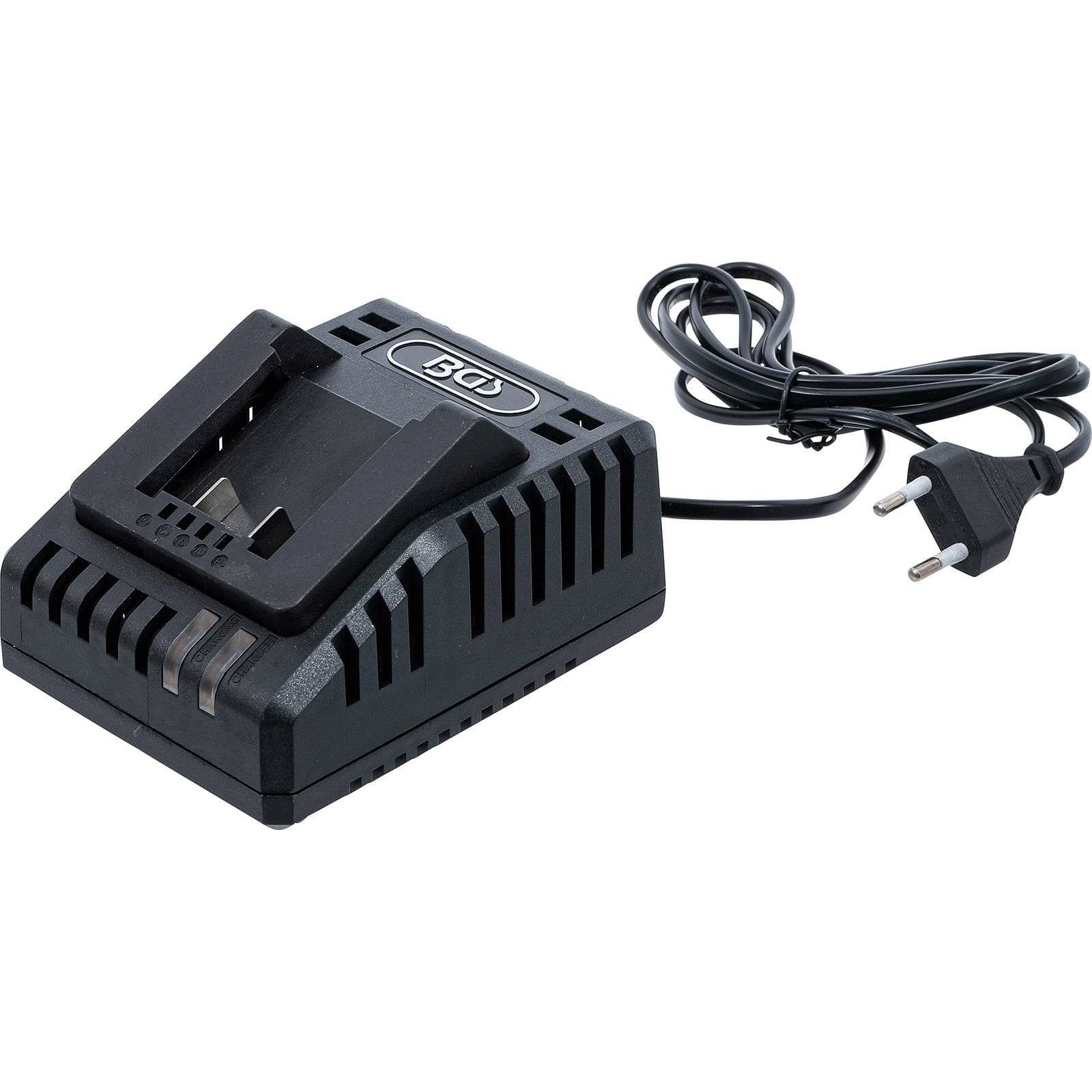 Schwarzer Batterieladegerät mit angeschlossenem Netzkabel, kompatibel mit bestimmten Elektrowerkzeugen, vor einem weißen Hintergrund abgebildet.