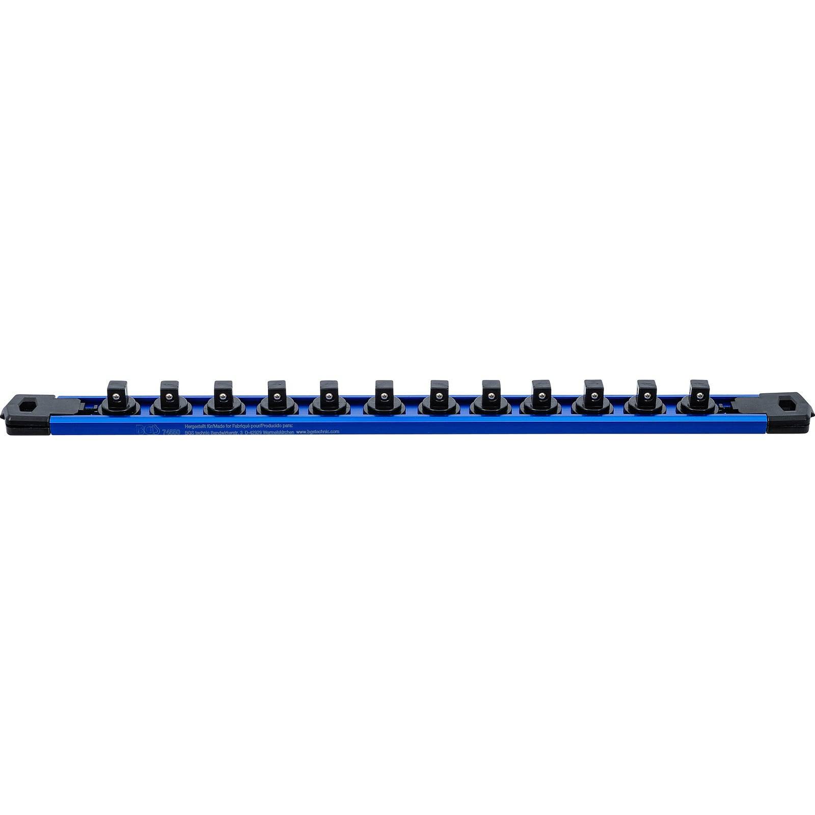 Eine blaue Stromverteilungseinheit mit 12 horizontal ausgerichteten schwarzen Steckdosen, geeignet für Rack-Server-Umgebungen.