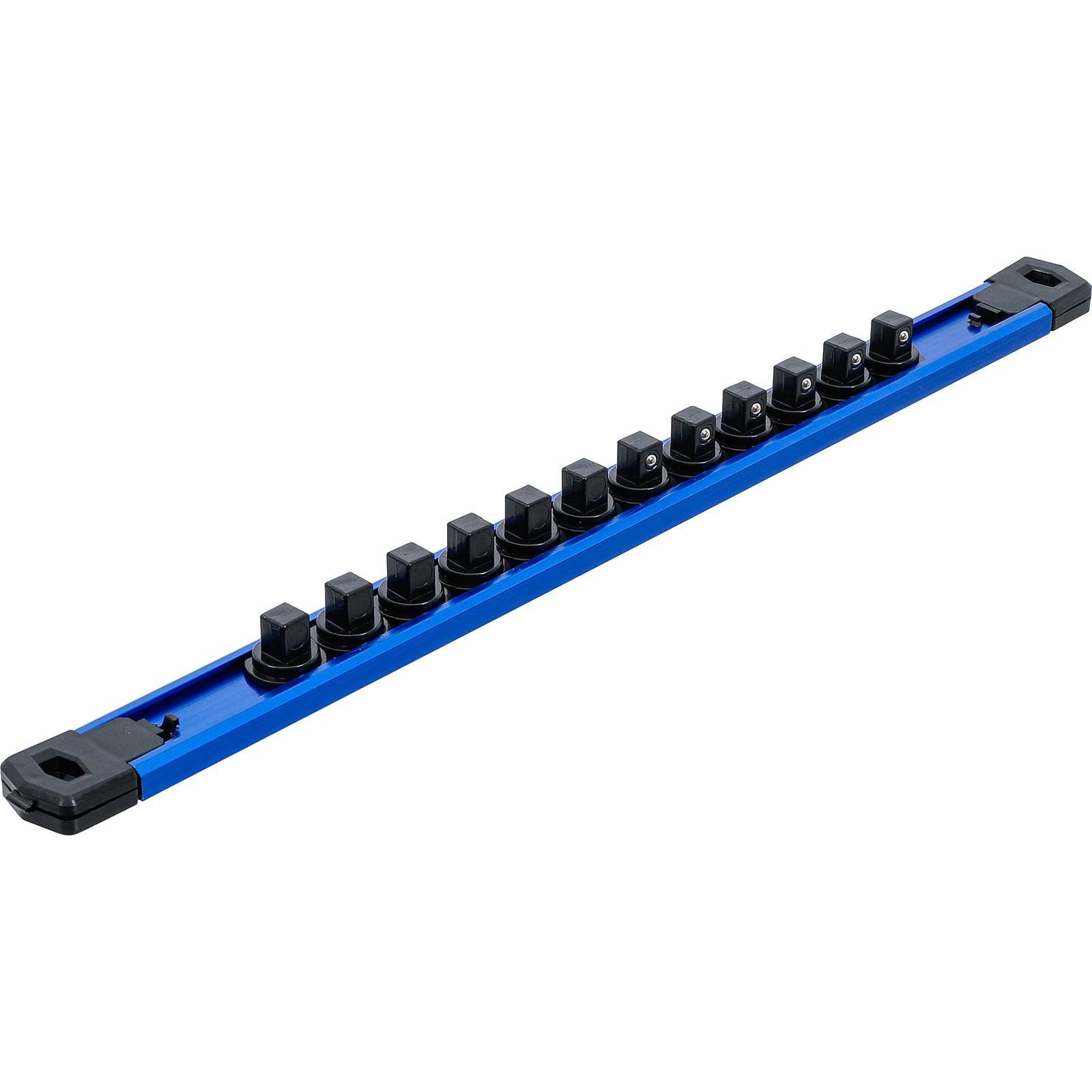 Eine blaue Plastik-Steckdosenleiste mit elf schwarzen Clips in einer Reihe, die zum Organisieren und sicheren Halten verschiedener Sockellängen verwendet wird.
