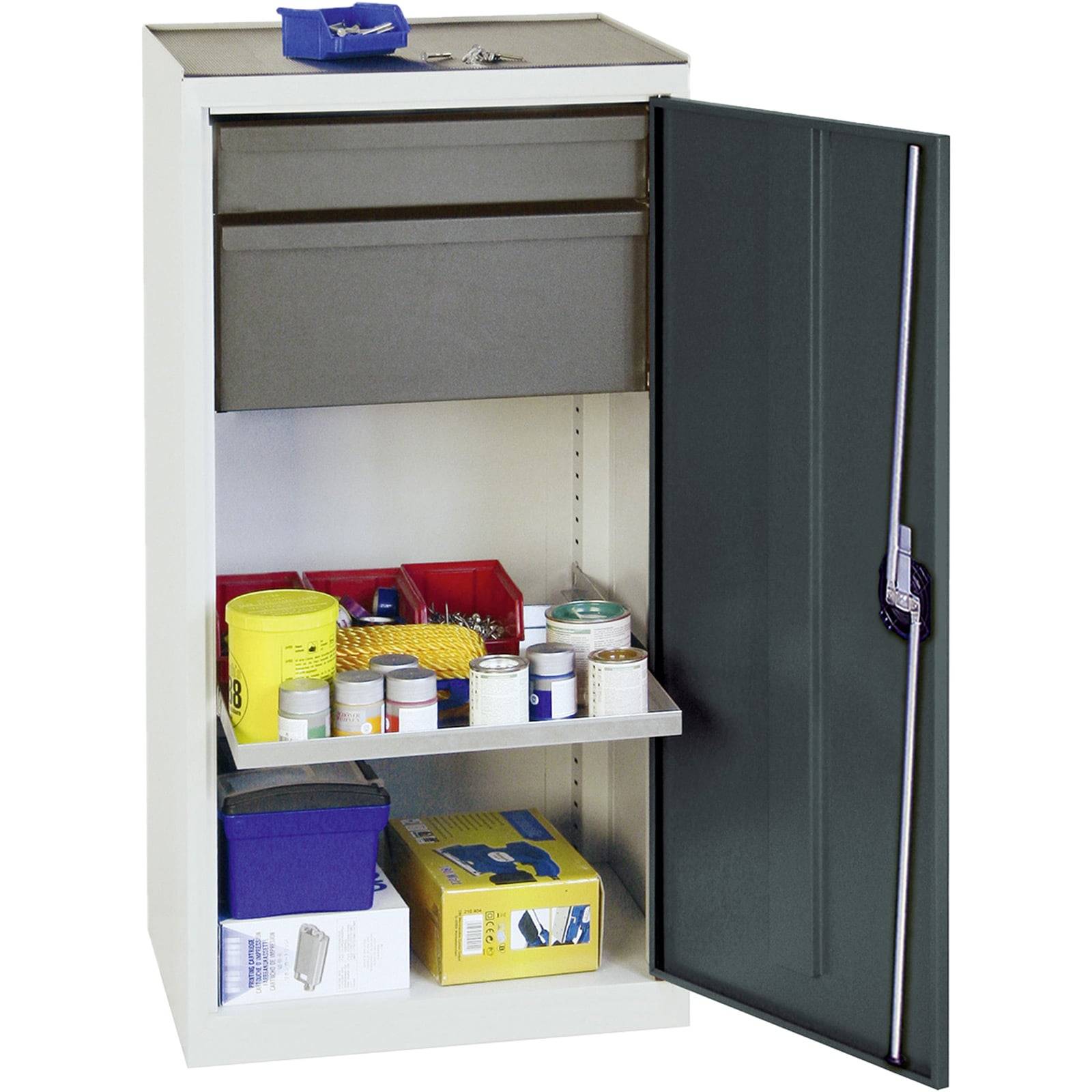 Ein Metallschrank mit offener Tür gibt den Blick auf Regale frei, die verschiedene Farbdosen, eine Bohrmaschinenbox und weitere Werkzeuge und Materialien enthalten.