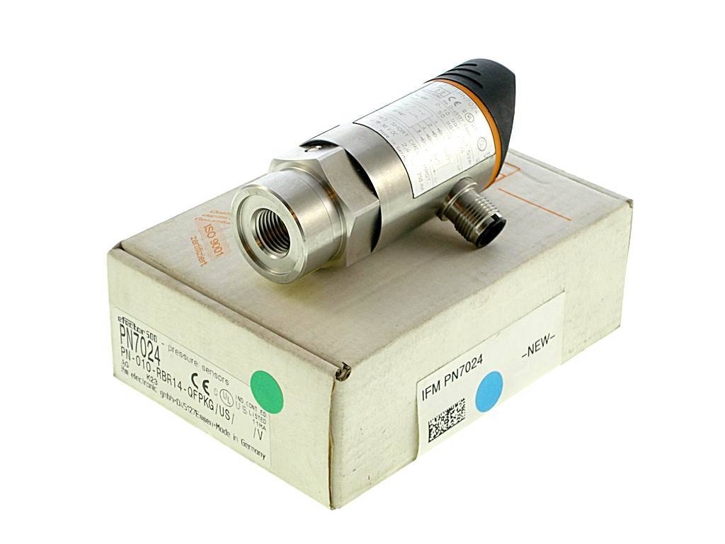 Industrial-Drucksensor mit Gewindeanschlüssen aus Metall, auf seiner beschrifteten Kartonverpackung vor weißem Hintergrund liegend dargestellt.