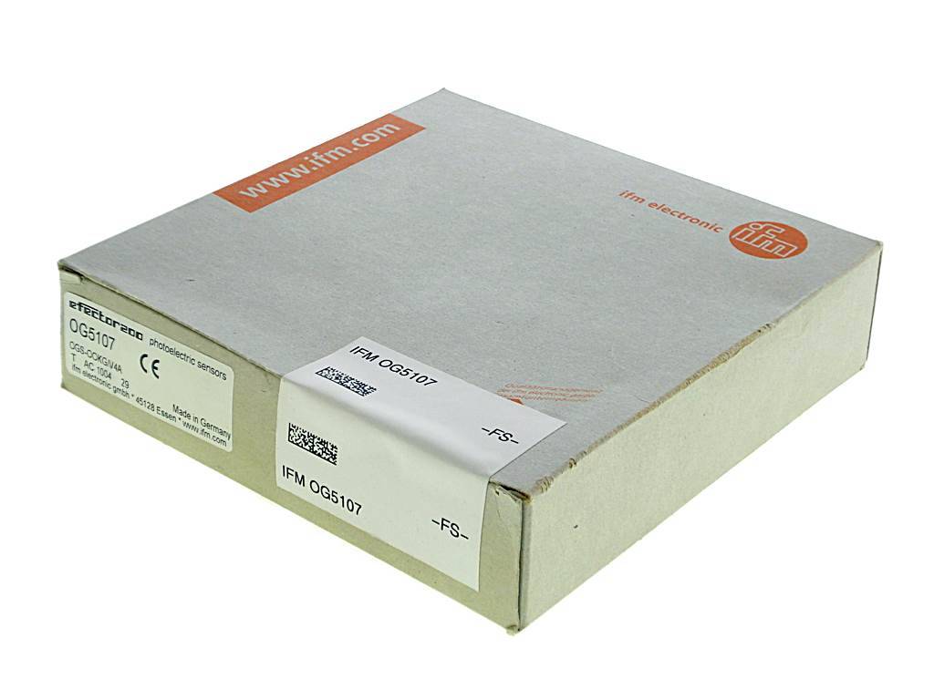 Geschlossene graue IFM-Elektronik-Produktbox mit Modellkennzeichnung OG5107 und Website www.ifm.com auf der Verpackung.
