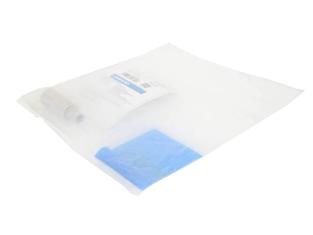 Transparenter Kunststoffbeutel mit blauem Reißverschluss und weißem Etikettenfeld, auf weißem Hintergrund dargestellt.