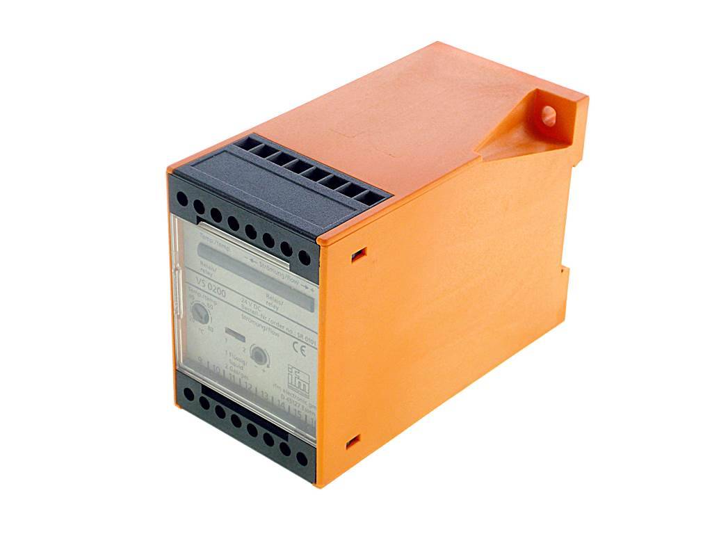 Orangefarbenes industrielles Elektroniksteuermodul mit schwarzen Frontanschlüssen und Montagehalterung, auf weißem Hintergrund dargestellt.