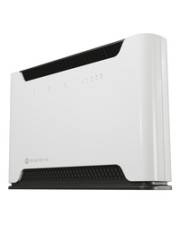 Weiß an der Wand montierter Router oder Modem mit schwarzem belüftetem Ober- und Unterteil, gezeigt vor einem einfachen weißen Hintergrund.