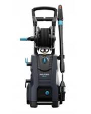 Nilfisk-Hochdruckreiniger mit Schlauchtrommel, Spritzpistole und Stromkabel. Geeignet für Reinigungsaufgaben. Schwarzes und blaues Design.