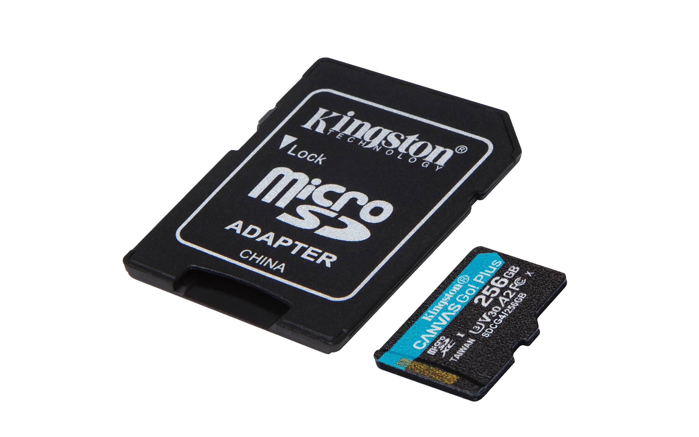 Ein Kingston microSD-Adapter und eine microSD-Speicherkarte auf schwarzem Hintergrund.