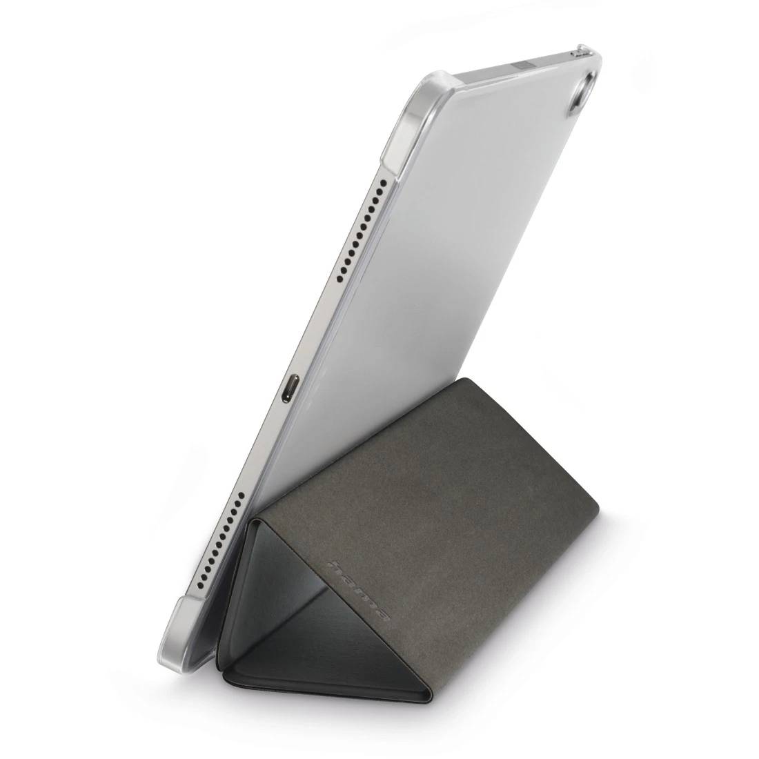 Silbernes Tablet aufrecht in einem dunklen dreieckigen Klappständer auf weißem Hintergrund.