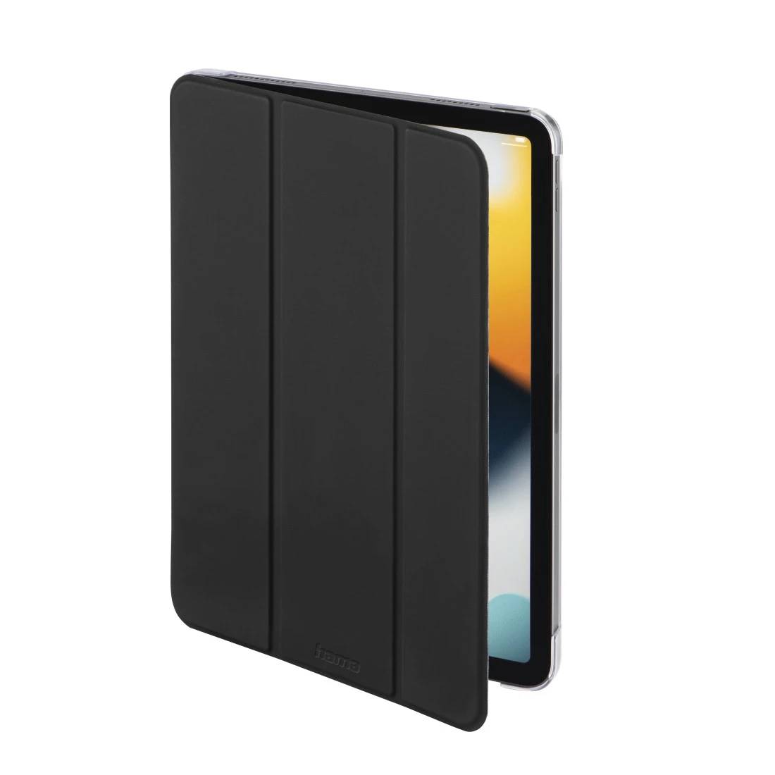 Schwarze dreiteilige Tablet-Schutzhülle teilweise geöffnet, wobei die Kante eines Tablet-Bildschirms auf weißem Hintergrund sichtbar wird.