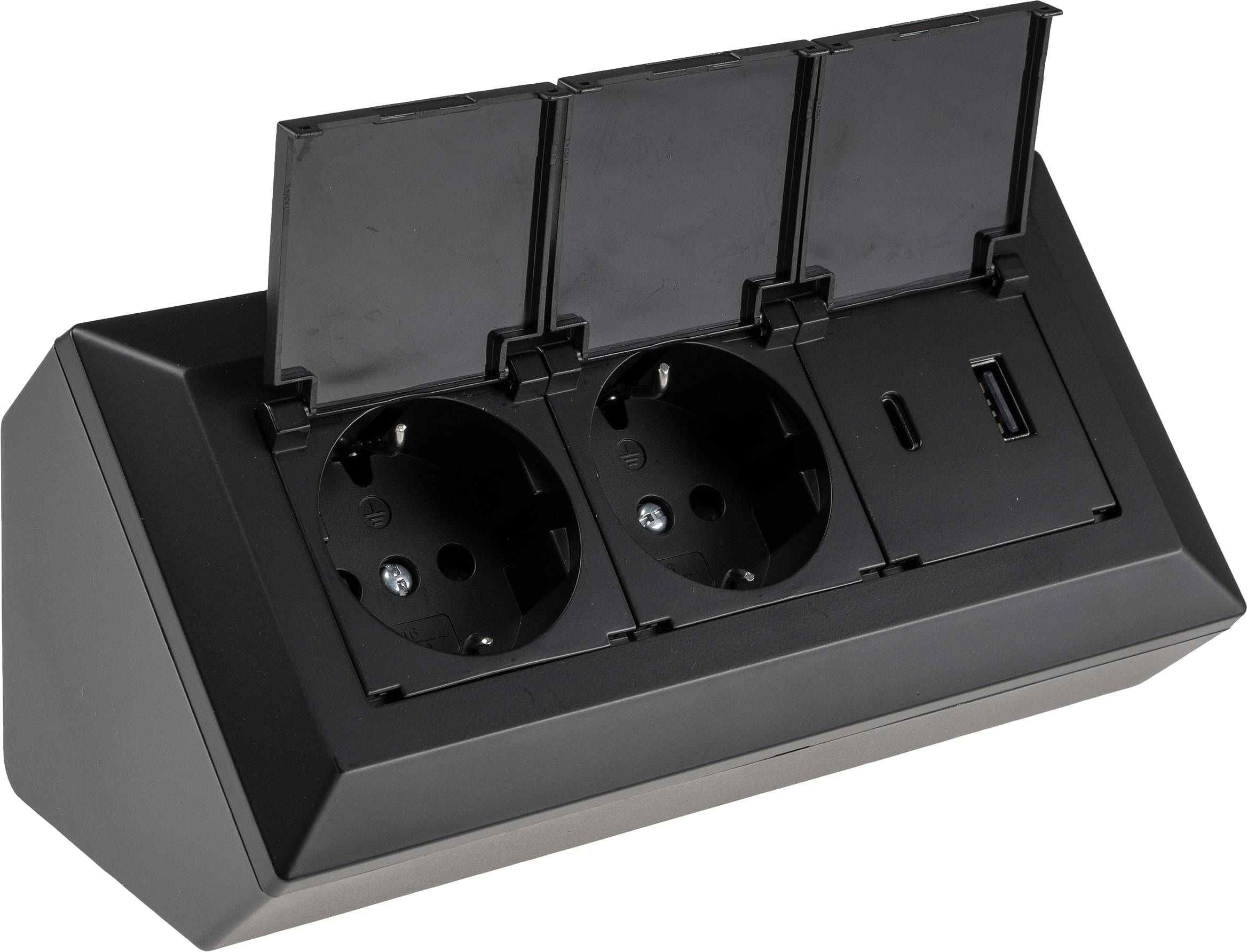 Eine schwarze elektrische Steckdosenleiste mit zwei europäischen Steckdosen und einem USB-Anschluss, die einzelne Abdeckungen für jeden Bereich aufweist.