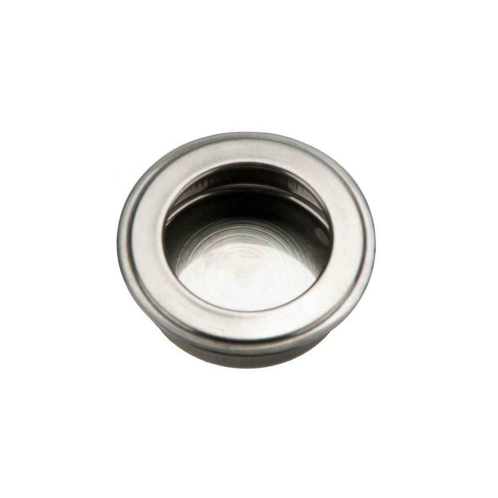 Ein rundes, silbernes Seiheisen-Sieb, isoliert auf weißem Hintergrund.