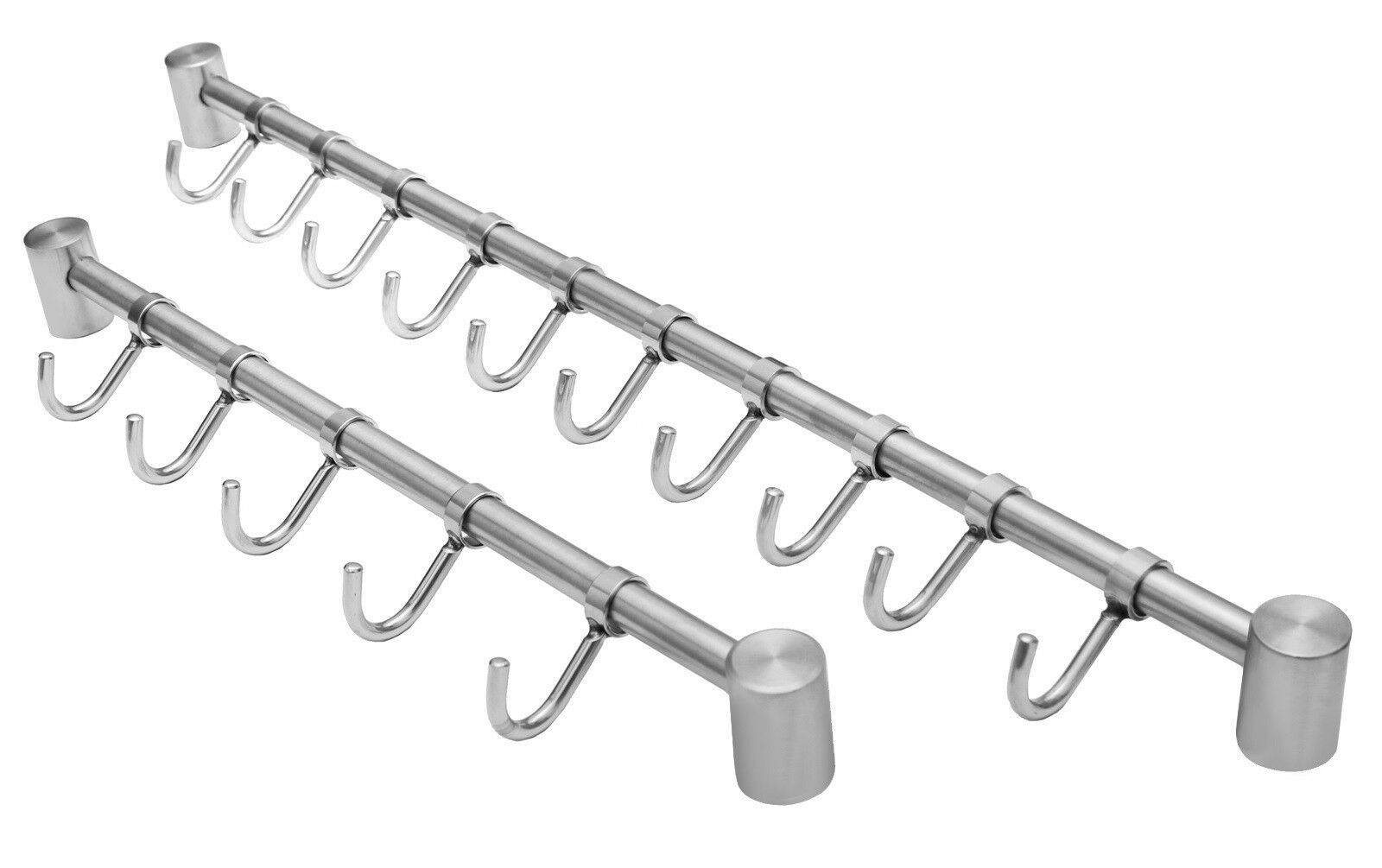 Ein Metallgestell mit mehreren Reihen von Haken, das zum Aufhängen von Gegenständen konzipiert ist.