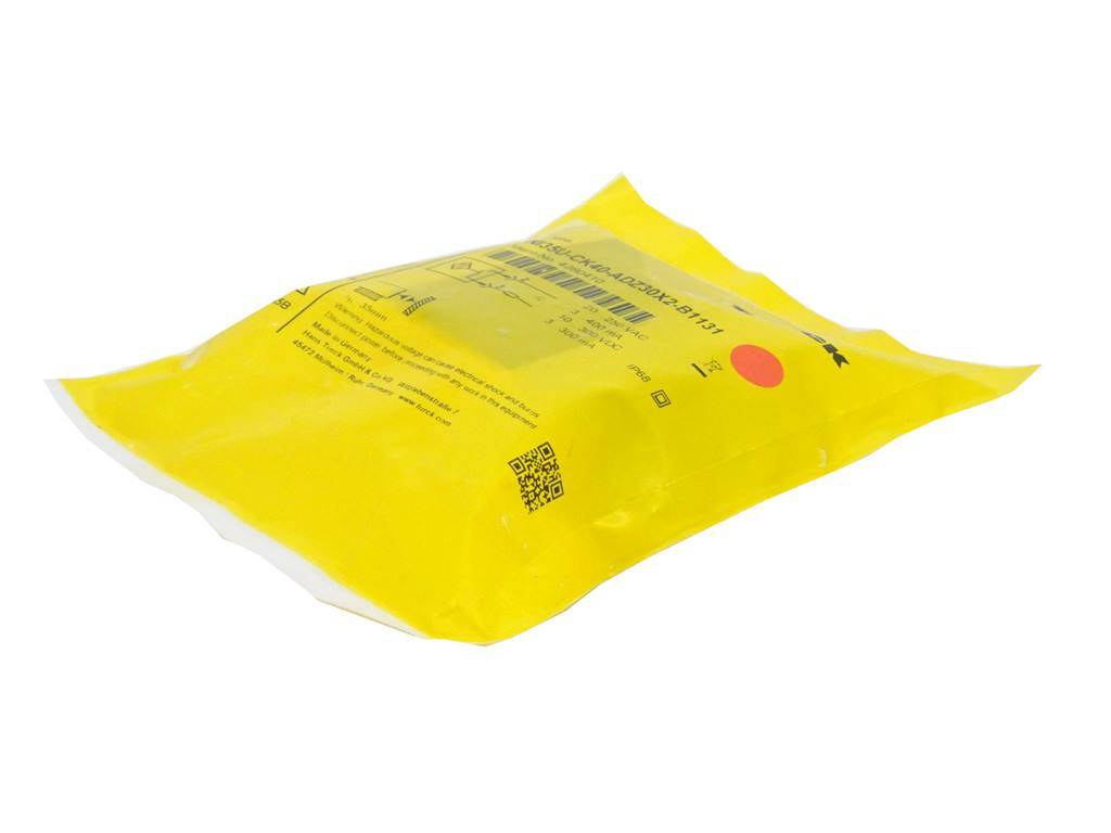 Gelber, versiegelter Versandbeutel mit aufgedruckten Etiketten und Barcode auf weißem Hintergrund.