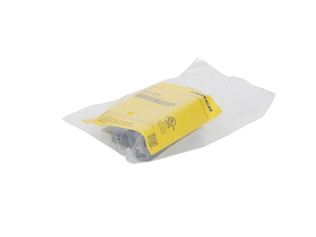 Gelbe und durchsichtige Kunststoffverpackungstüte mit einem kleinen Gegenstand, auf weißem Hintergrund dargestellt.