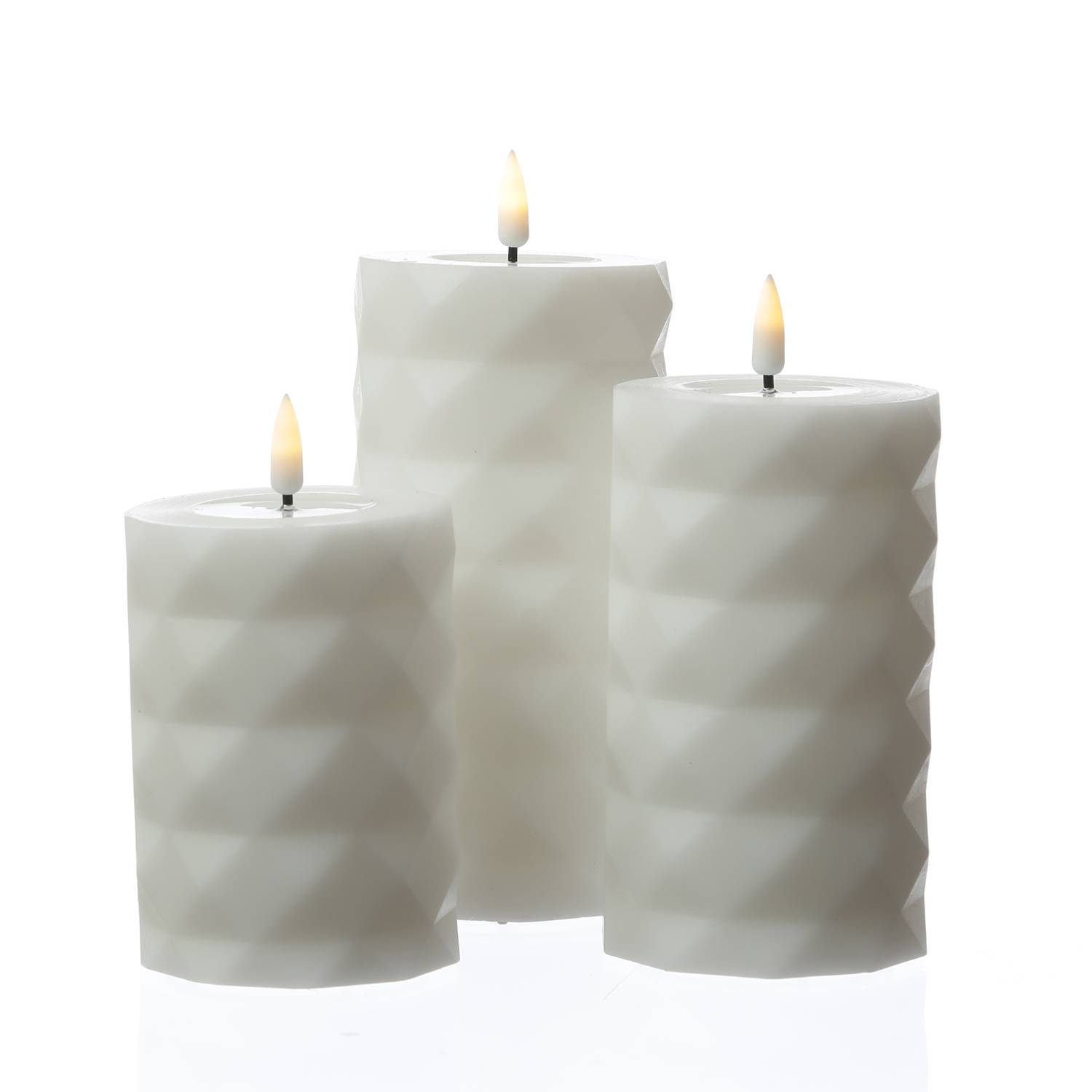 LED Kerze Mia Rautenmuster Deluxe Homeart Echtwachs H: 10cm D: 7,5cm weiß