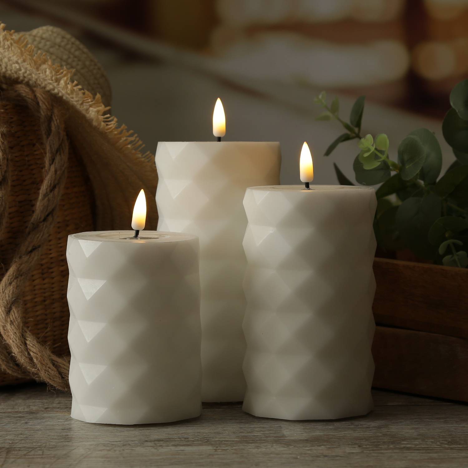 LED Kerze Mia Rautenmuster Deluxe Homeart Echtwachs H: 10cm D: 7,5cm weiß