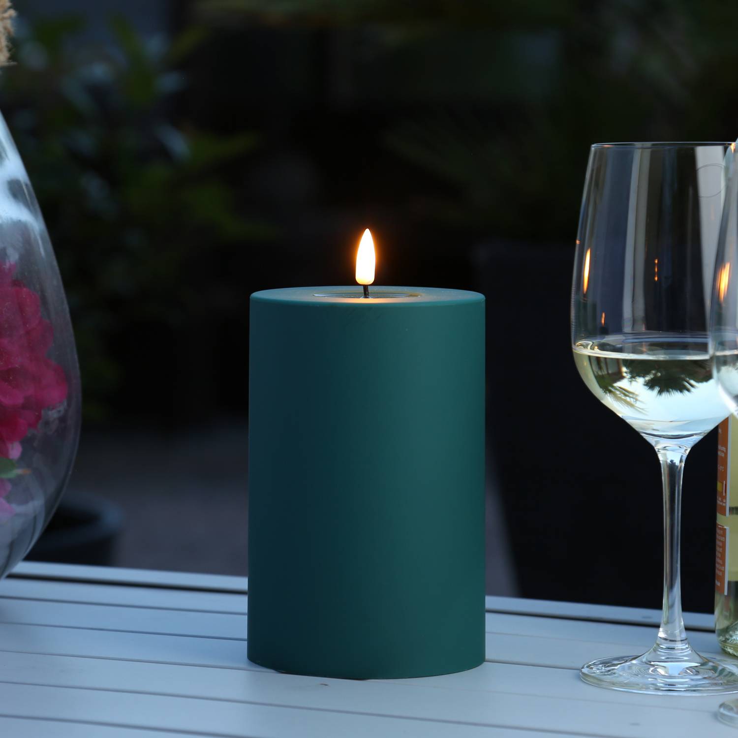 LED Kerze MIA Deluxe Homeart outdoor 3D Flamme flackernd H: 15cm D: 10cm grün