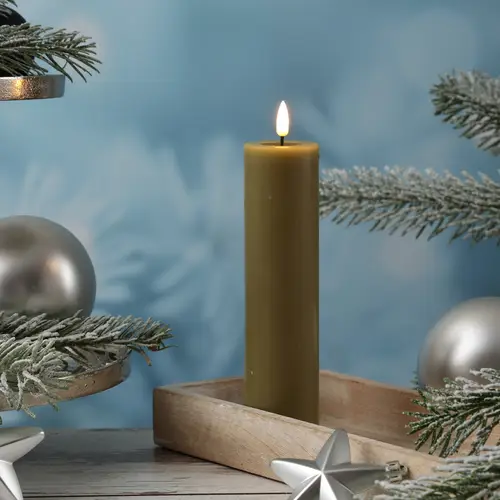 LED Kerze Mia Deluxe Homeart Echtwachs flackernde Flamme H: 20cm D: 5cm olivgrün LED Kerze Mia Deluxe Homeart Echtwachs flackernde Flamme H: 20cm D: 5cm olivgrün