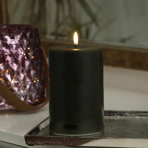 LED Kerze Mia Deluxe Homeart Echtwachs flackernd H: 15cm D: 10cm dunkelgrün LED Kerze Mia Deluxe Homeart Echtwachs flackernd H: 15cm D: 10cm dunkelgrün