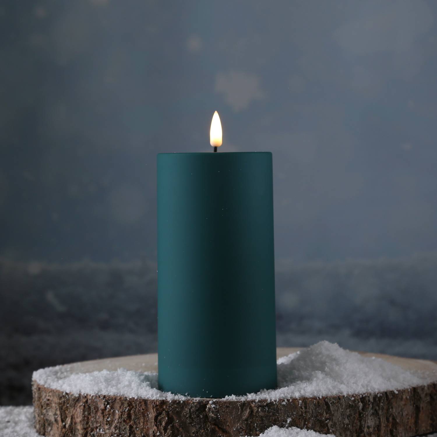 LED Kerze MIA Deluxe Homeart outdoor 3D Flamme flackernd H: 15cm D: 7,5cm grün