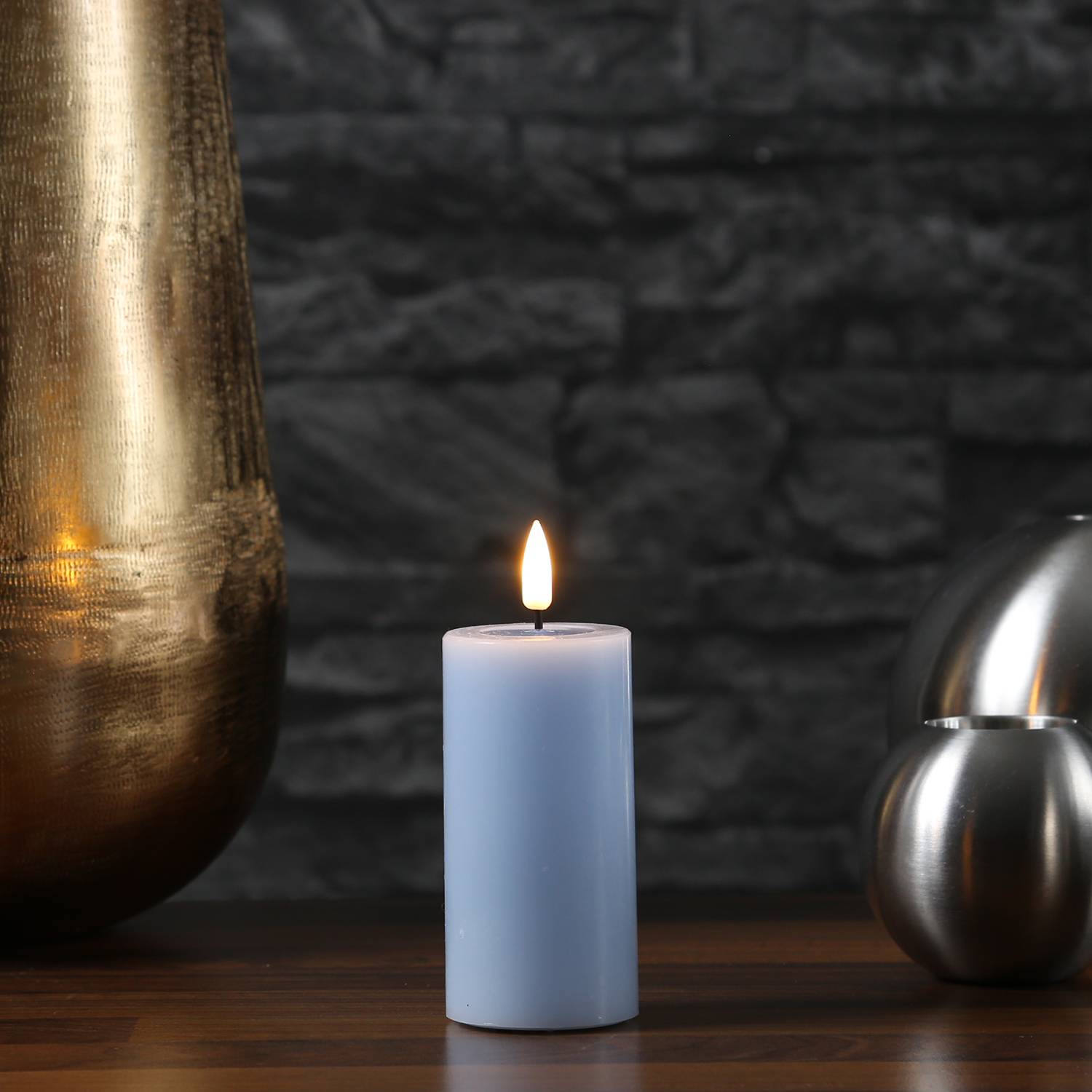 LED Kerze Mia Deluxe Echtwachs 3D Flamme Wachsspiegel flackernd H: 10cm hellblau