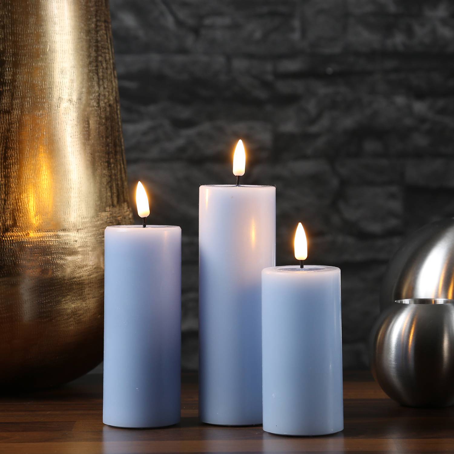 LED Kerze Mia Deluxe Echtwachs 3D Flamme Wachsspiegel flackernd H: 10cm hellblau