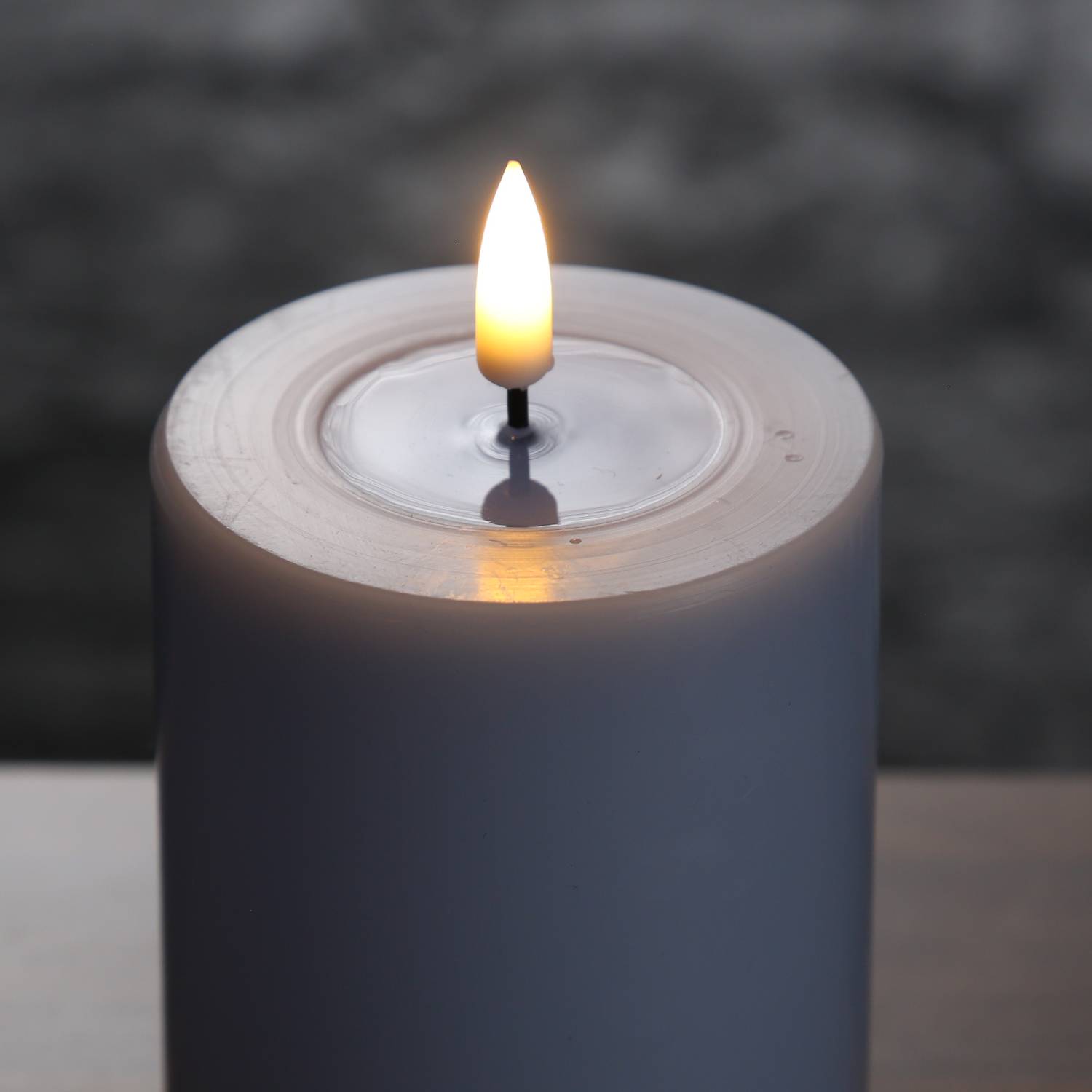 LED Kerze Mia Deluxe Echtwachs 3D Flamme Wachsspiegel flackernd H: 20cm hellblau