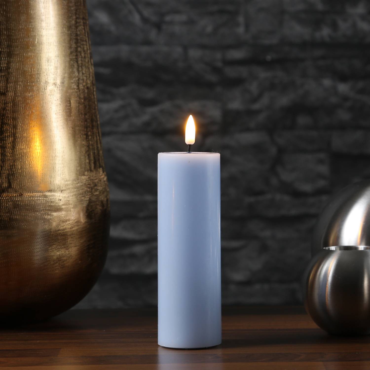 LED Kerze Mia Deluxe Echtwachs 3D Flamme Wachsspiegel flackernd H: 15cm hellblau