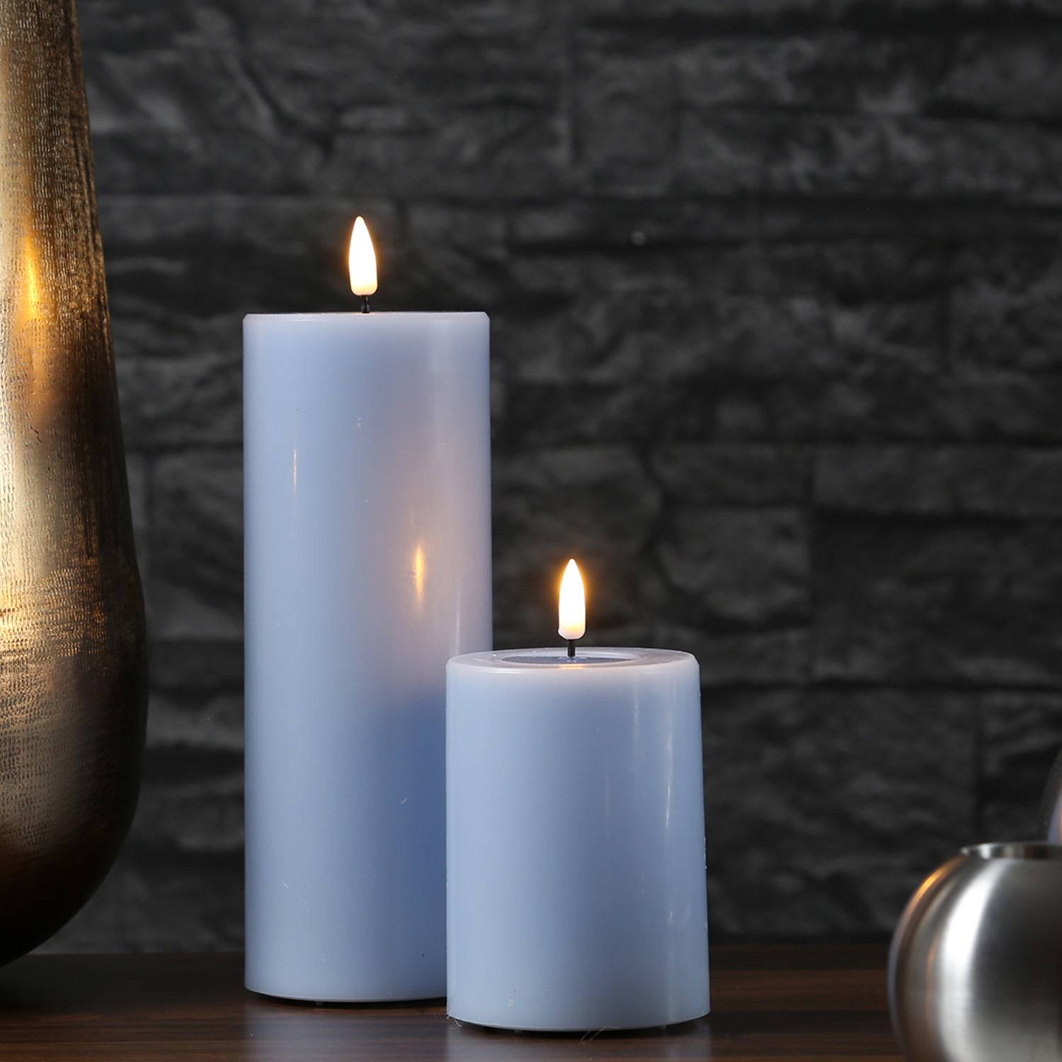 LED Kerze Mia Deluxe Echtwachs 3D Flamme Wachsspiegel flackernd H: 10cm hellblau