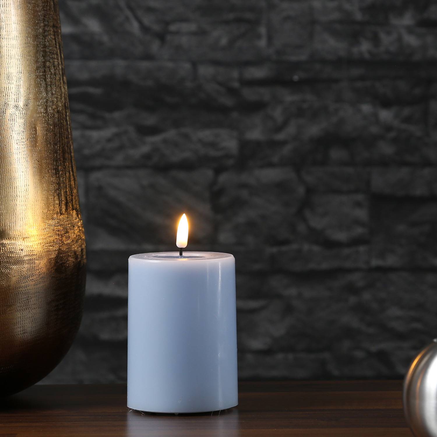 LED Kerze Mia Deluxe Echtwachs 3D Flamme Wachsspiegel flackernd H: 10cm hellblau