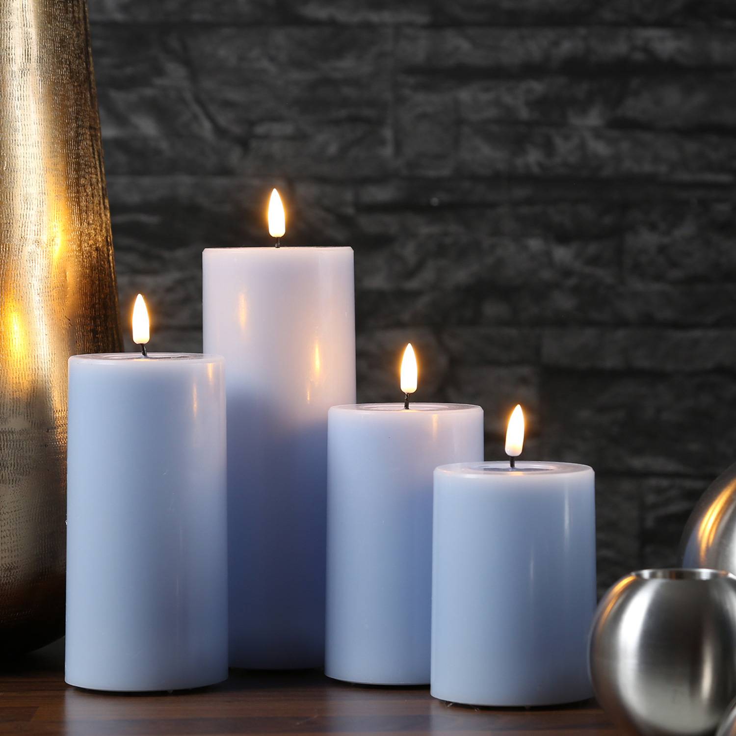 LED Kerze Mia Deluxe Echtwachs 3D Flamme Wachsspiegel flackernd H: 20cm hellblau