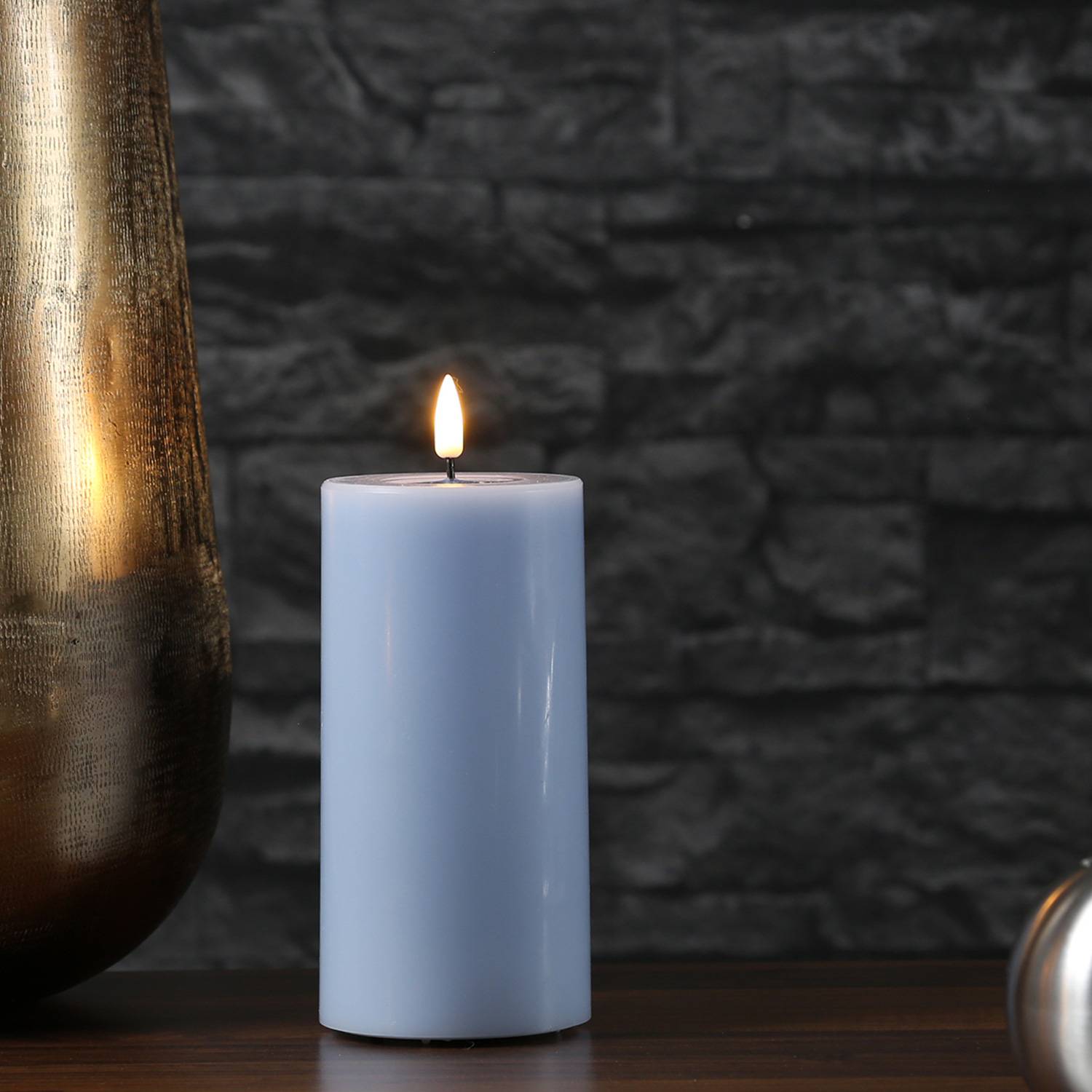 LED Kerze Mia Deluxe Echtwachs 3D Flamme Wachsspiegel flackernd H: 15cm hellblau