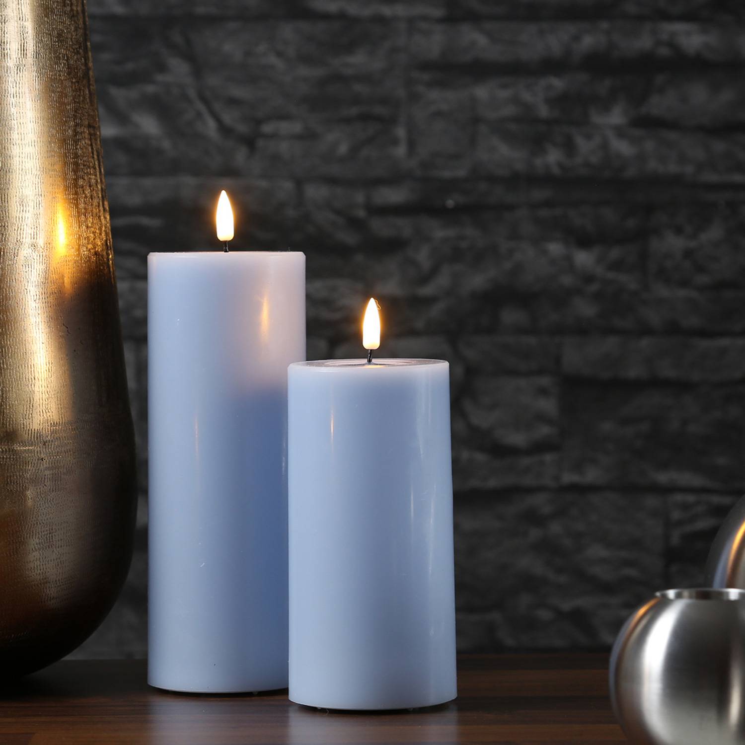 LED Kerze Mia Deluxe Echtwachs 3D Flamme Wachsspiegel flackernd H: 15cm hellblau