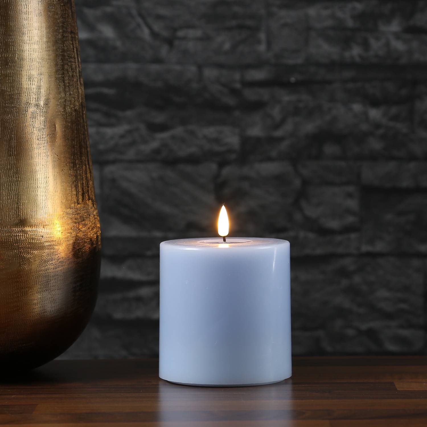 LED Kerze Mia Deluxe Echtwachs 3D Flamme Wachsspiegel flackernd H: 10cm hellblau