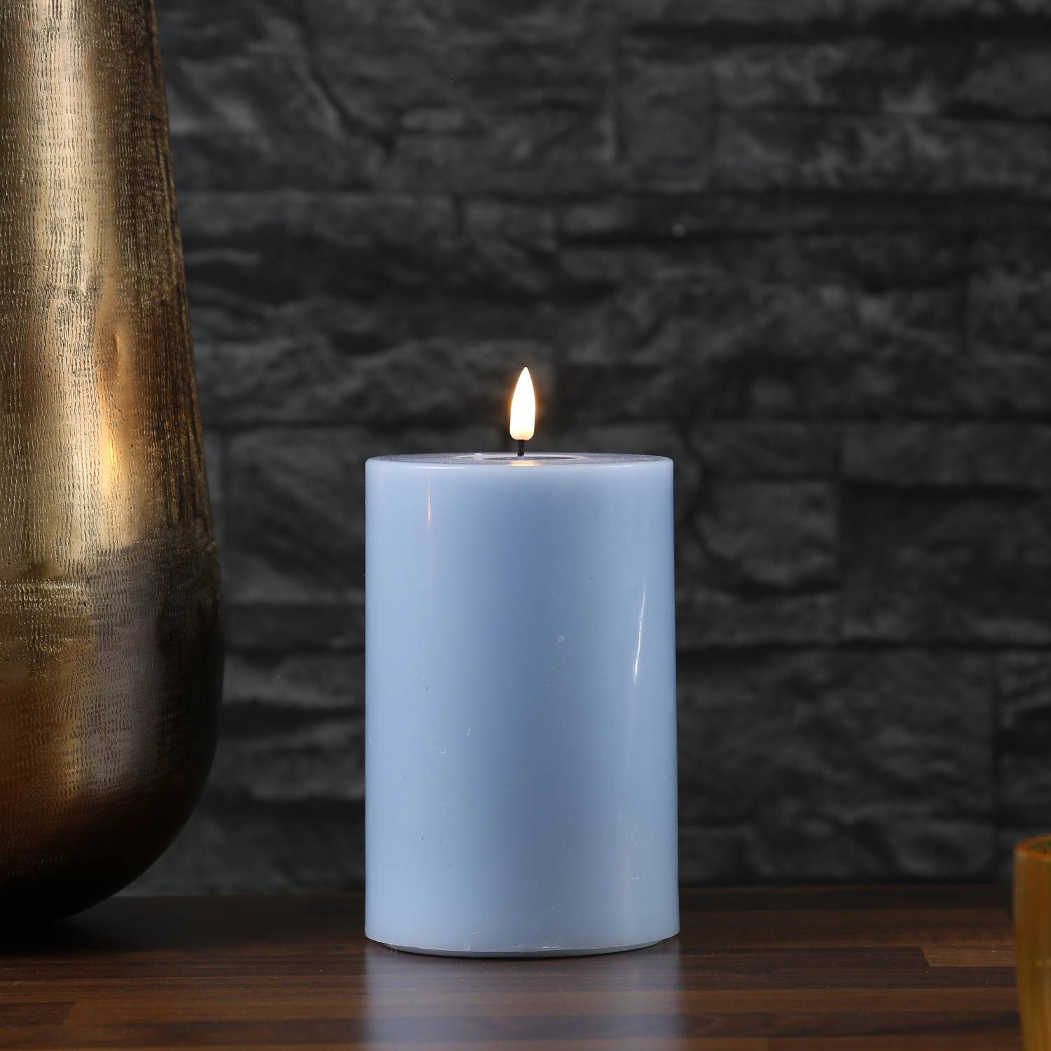 LED Kerze Mia Deluxe Echtwachs 3D Flamme Wachsspiegel flackernd H: 15cm hellblau