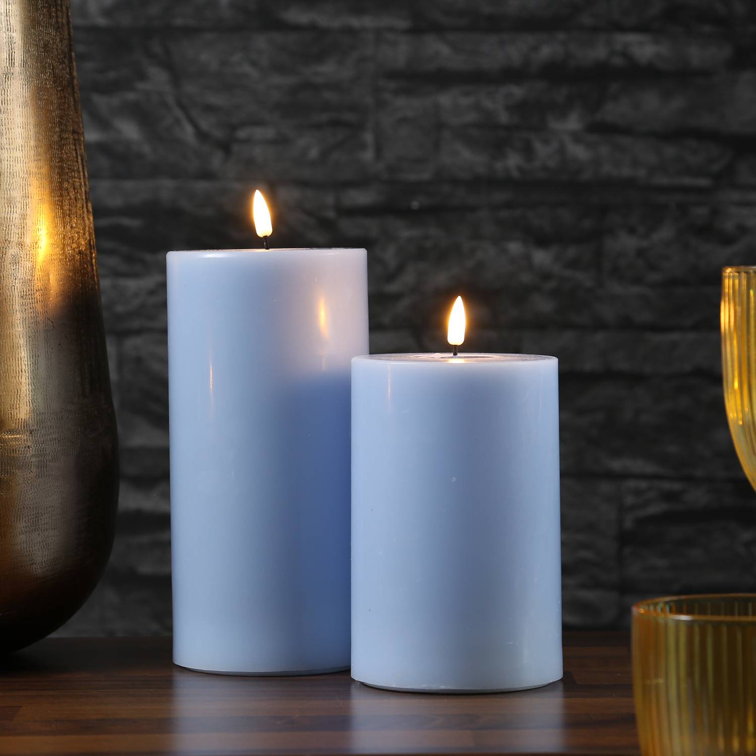 LED Kerze Mia Deluxe Echtwachs 3D Flamme Wachsspiegel flackernd H: 15cm hellblau