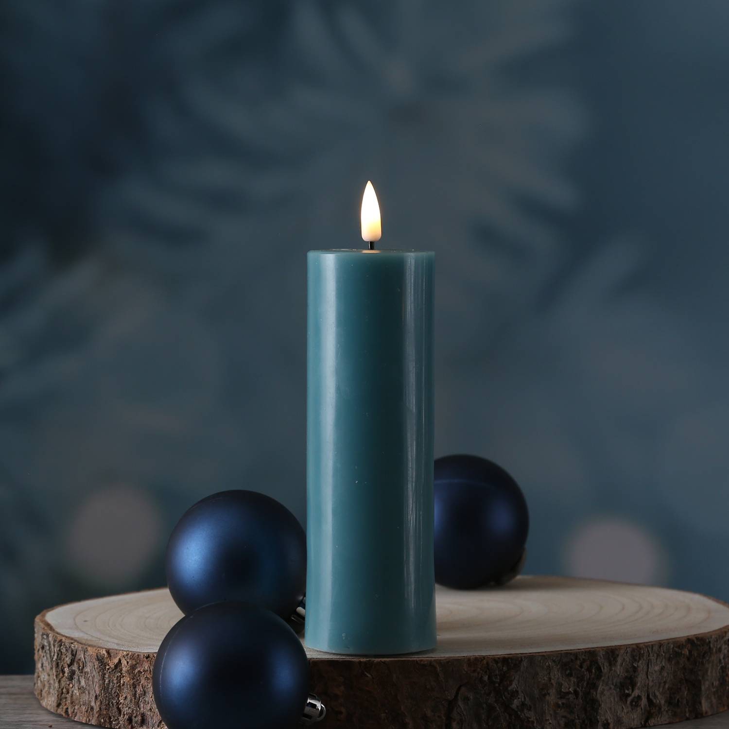 LED Kerze Mia Deluxe Echtwachs 3D Flamme Wachsspiegel flackernd H: 15cm jadegrün