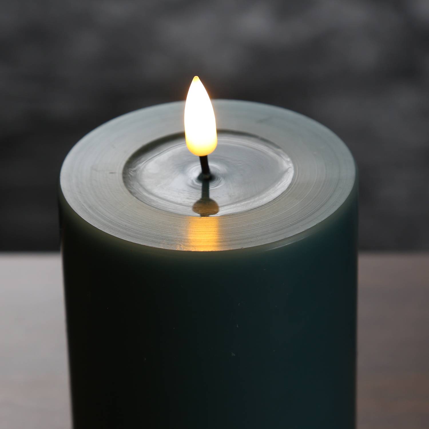 LED Kerze Mia Deluxe Echtwachs 3D Flamme Wachsspiegel flackernd H: 20cm jadegrün