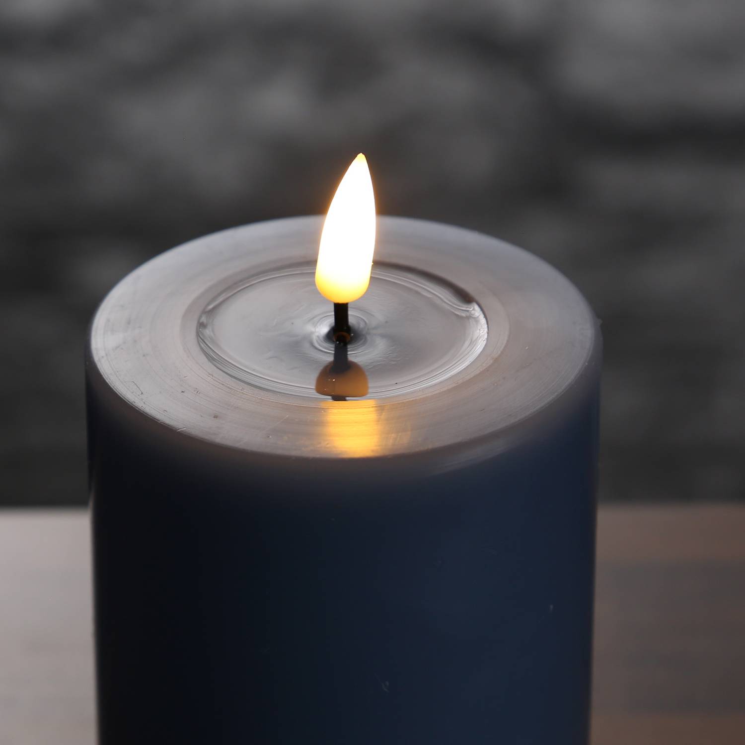 LED Kerze Mia Deluxe Echtwachs 3D Flamme Wachsspiegel flackernd H: 15cm eisblau