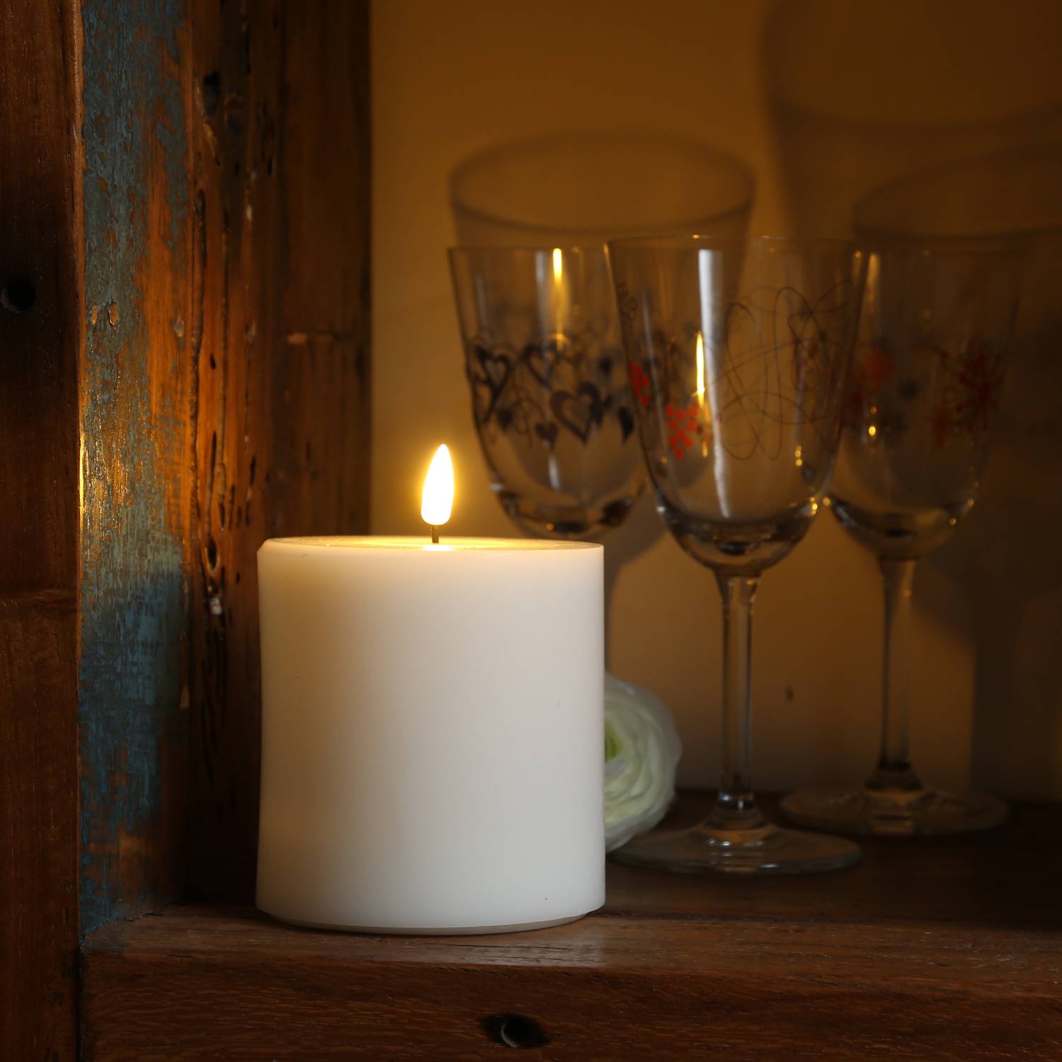 LED Kerze Deluxe Echtwachs 3D Flamme Wachsspiegel flackernd H:10cm D: 10cm weiß