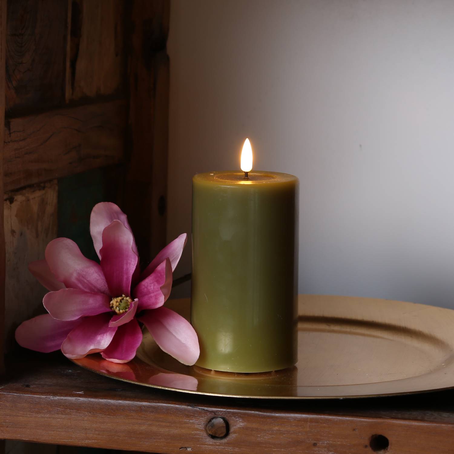 LED Kerze Deluxe Homeart Echtwachs flackernde Flamme H: 15cm D: 7,5cm olivgrün