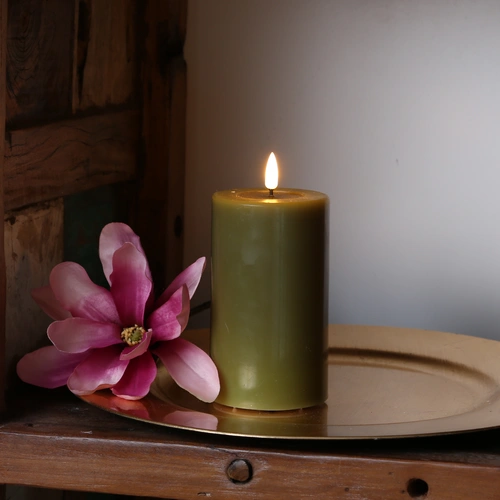 LED Kerze Deluxe Homeart Echtwachs flackernde Flamme H: 15cm D: 7,5cm olivgrün LED Kerze Deluxe Homeart Echtwachs flackernde Flamme H: 15cm D: 7,5cm olivgrün