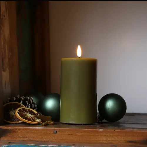 LED Kerze Deluxe Homeart Echtwachs flackernde Flamme H: 15cm D: 7,5cm olivgrün LED Kerze Deluxe Homeart Echtwachs flackernde Flamme H: 15cm D: 7,5cm olivgrün