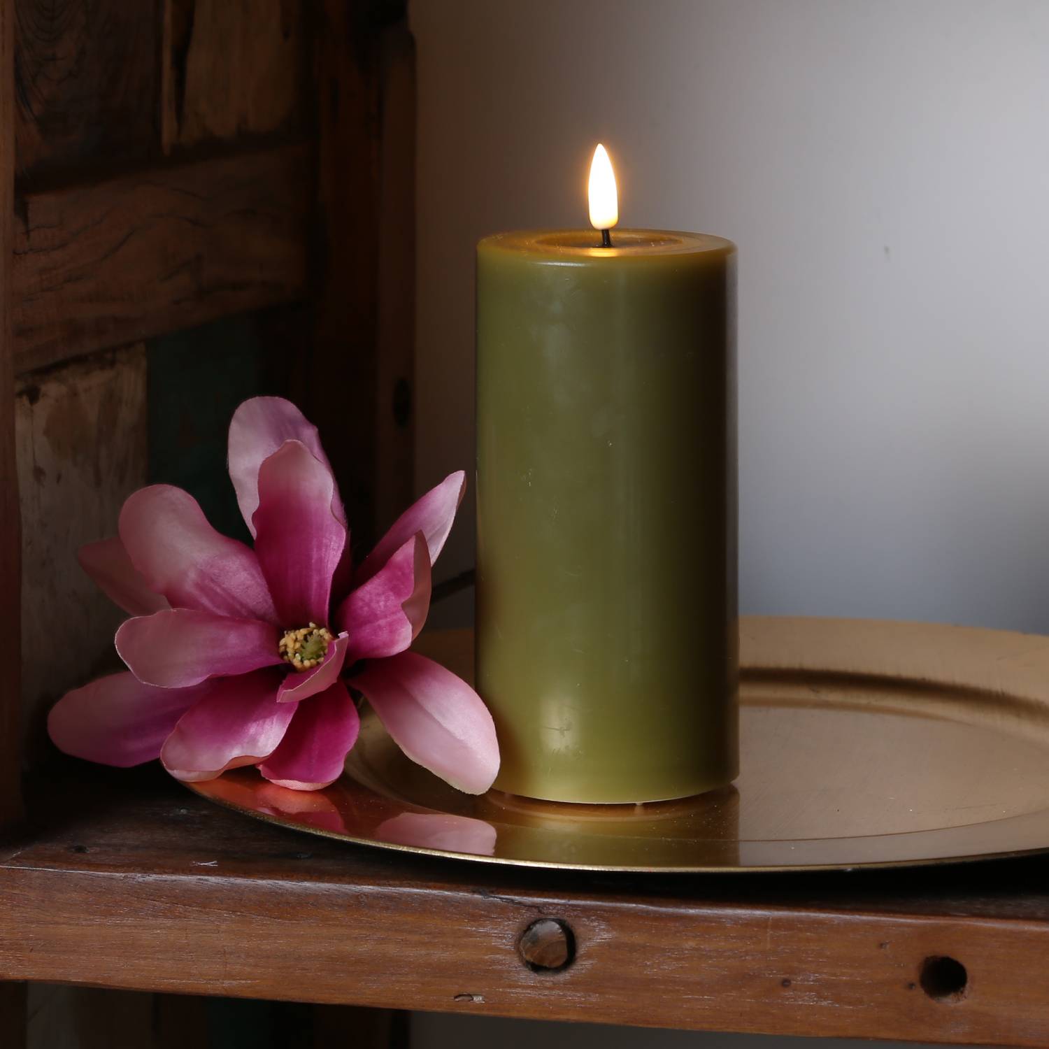 LED Kerze Deluxe Homeart Echtwachs flackernde Flamme H: 15cm D: 7,5cm olivgrün