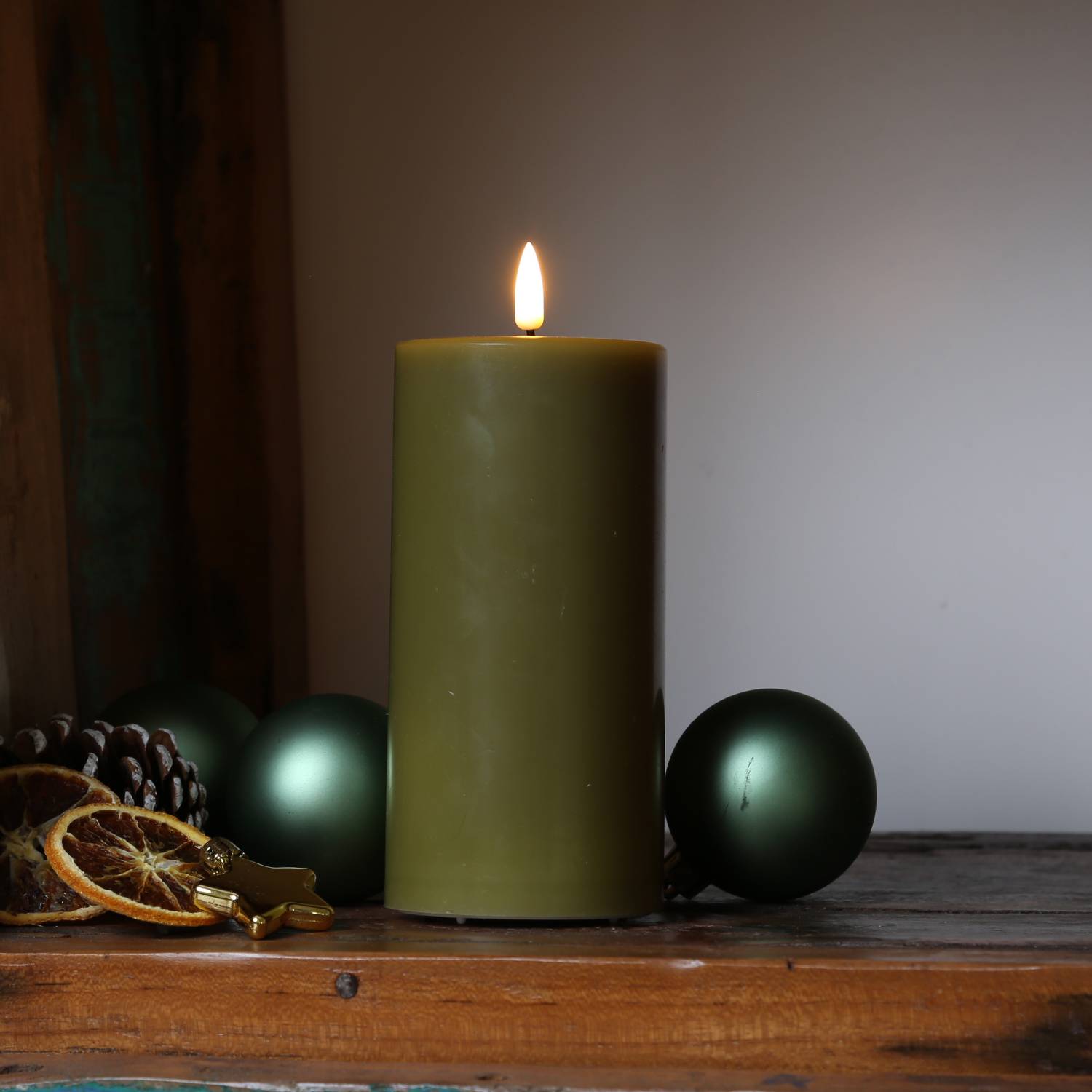 LED Kerze Deluxe Homeart Echtwachs flackernde Flamme H: 15cm D: 7,5cm olivgrün