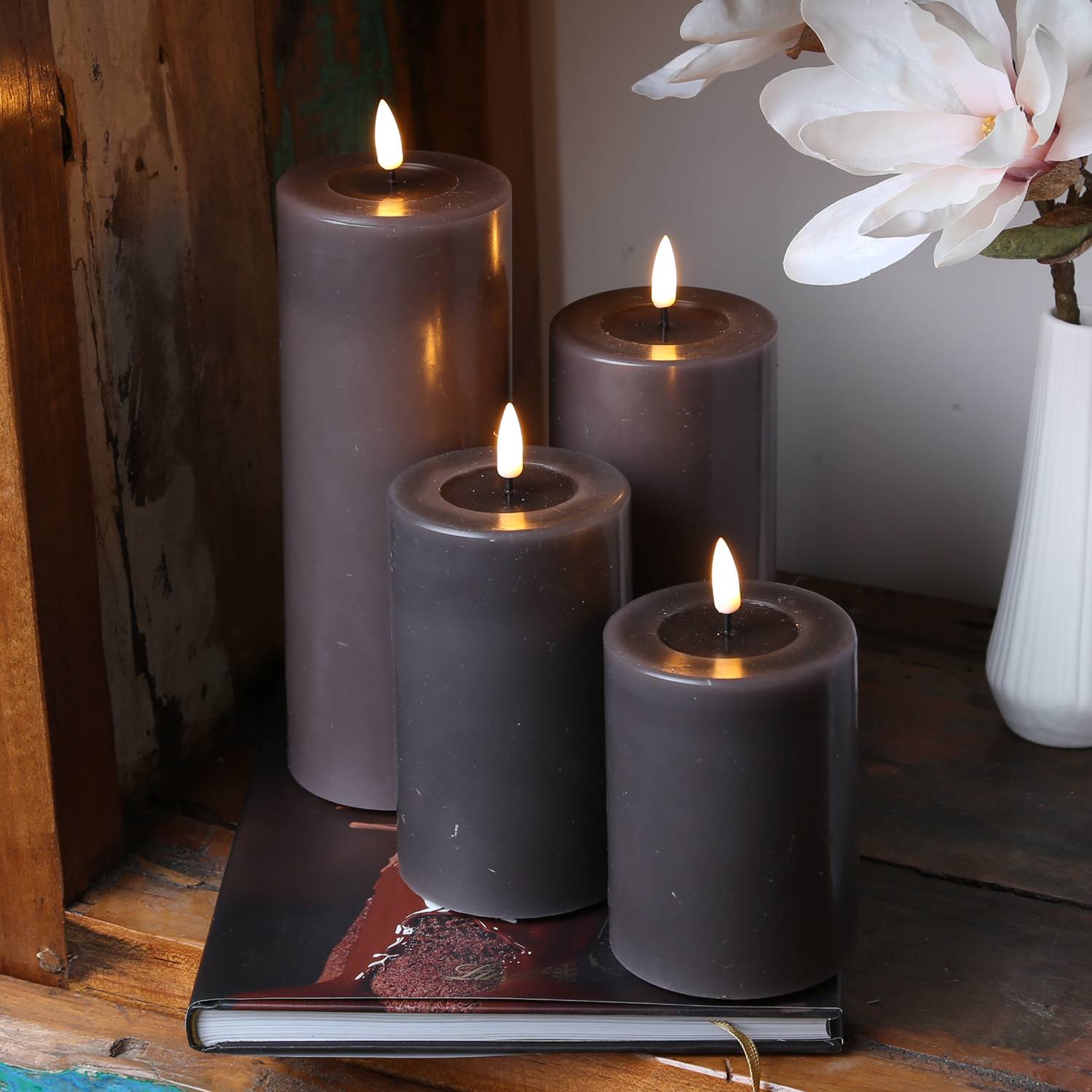 LED Kerze Mia Deluxe Homeart Echtwachs flackernde Flamme H: 20cm D: 7,5cm mokka